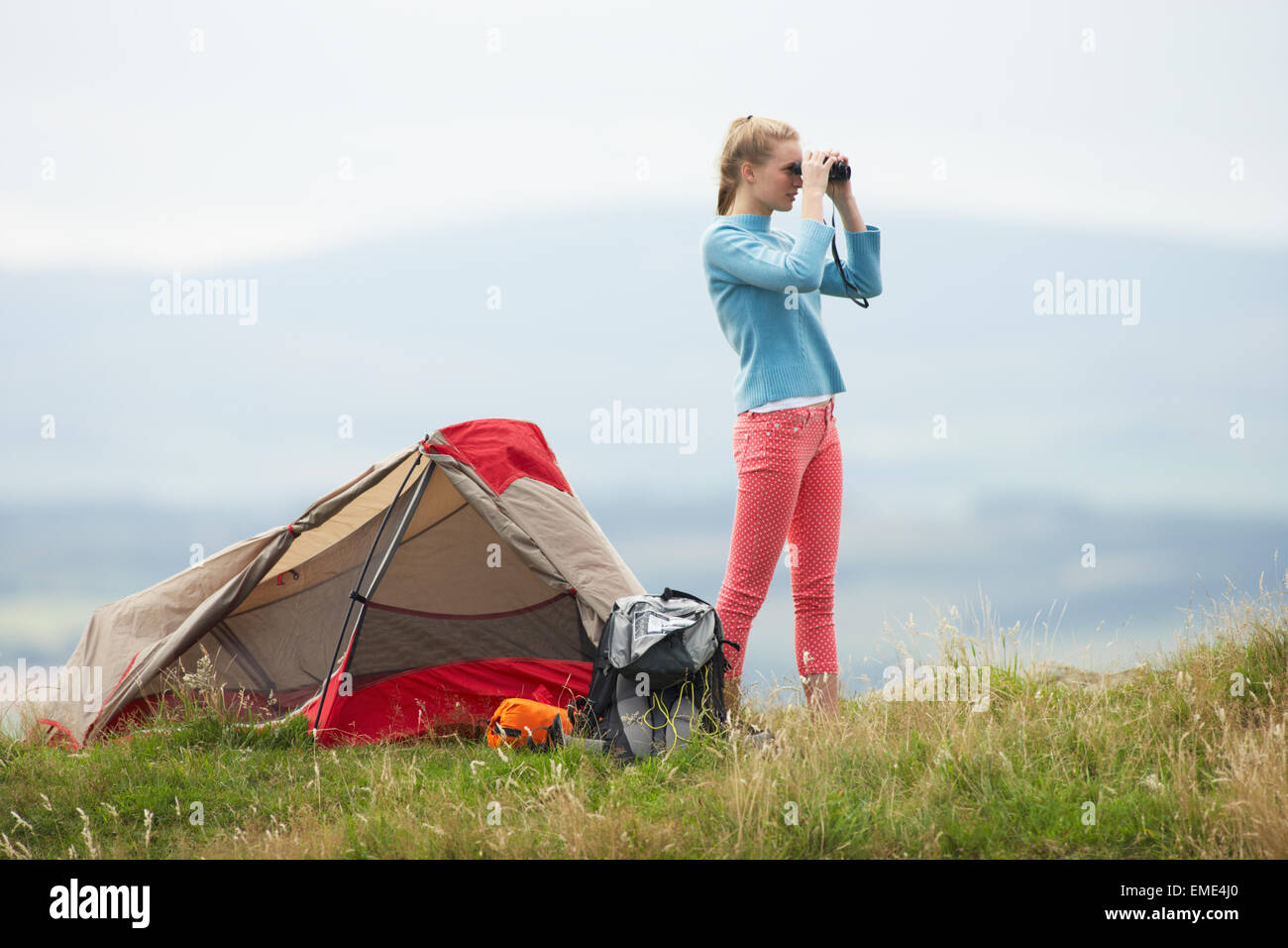 Teenager-Mädchen auf Camping-Ausflug In die Natur Stockfoto