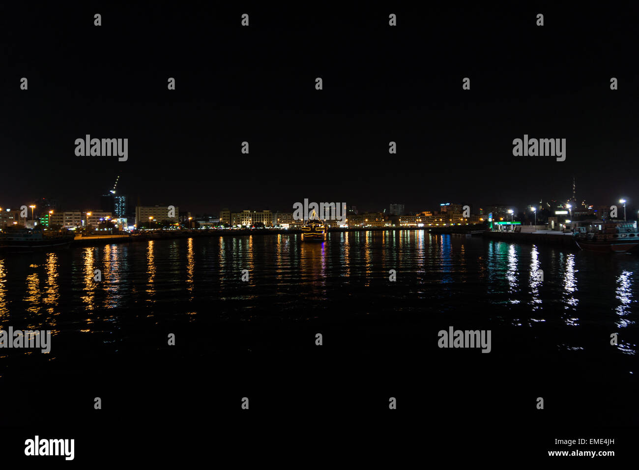 Nachtansicht über ein Creek in Dubai Stockfoto