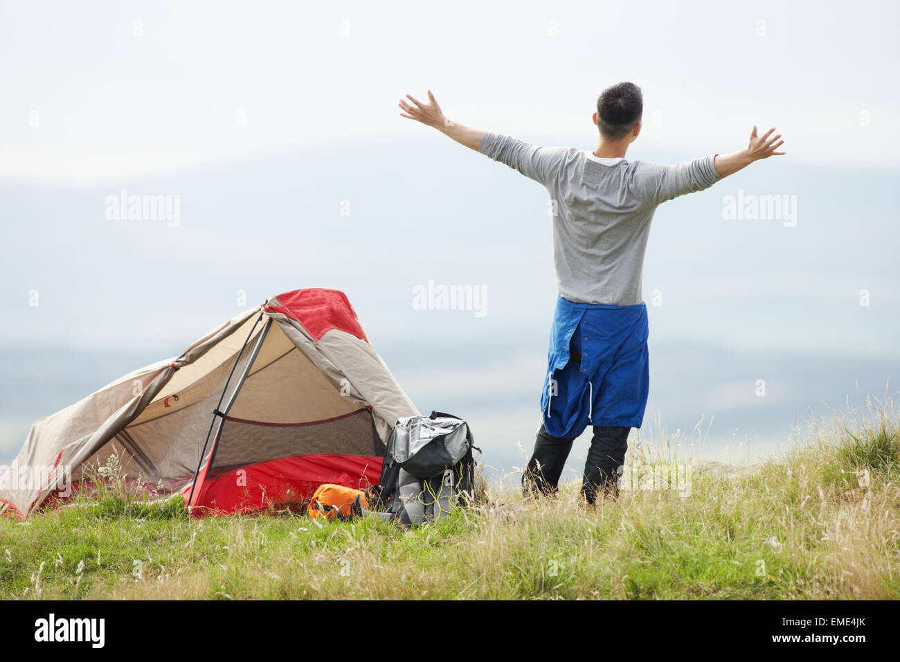 Junger Mann auf Campingurlaub In Landschaft Stockfoto