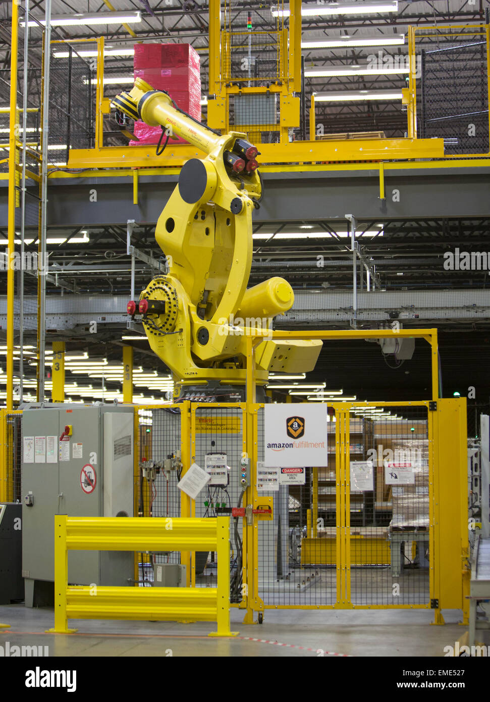 Die Erfüllung Anlage umfasst eine proprietäre "Robo-verstauen" Roboter-Arm-System Stockfoto