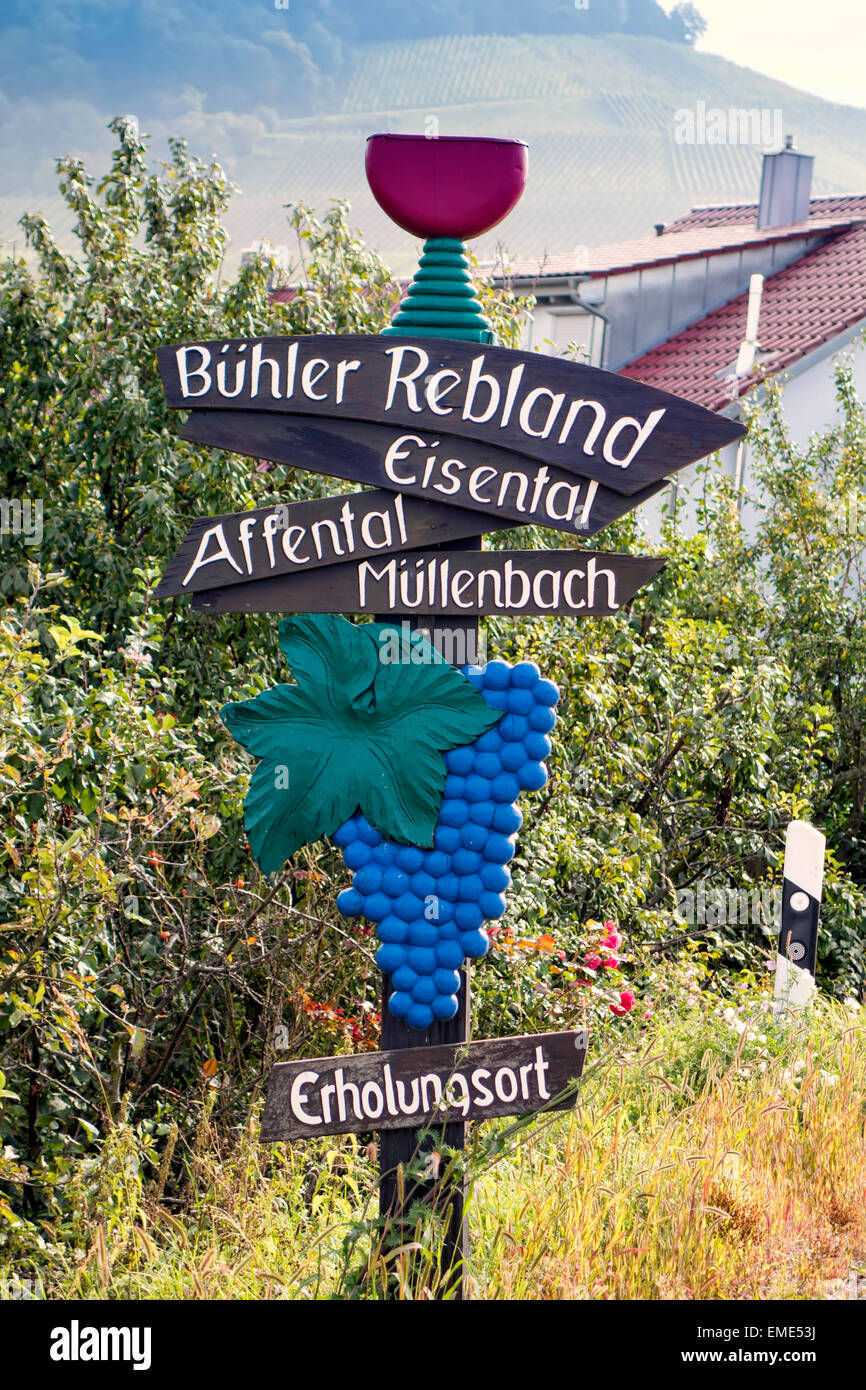 Winzer-Schild am Weinlese und Weinberge im südlichen Schwarzwald in der Nähe von Sasbachwalden; Deutschland Europa Stockfoto