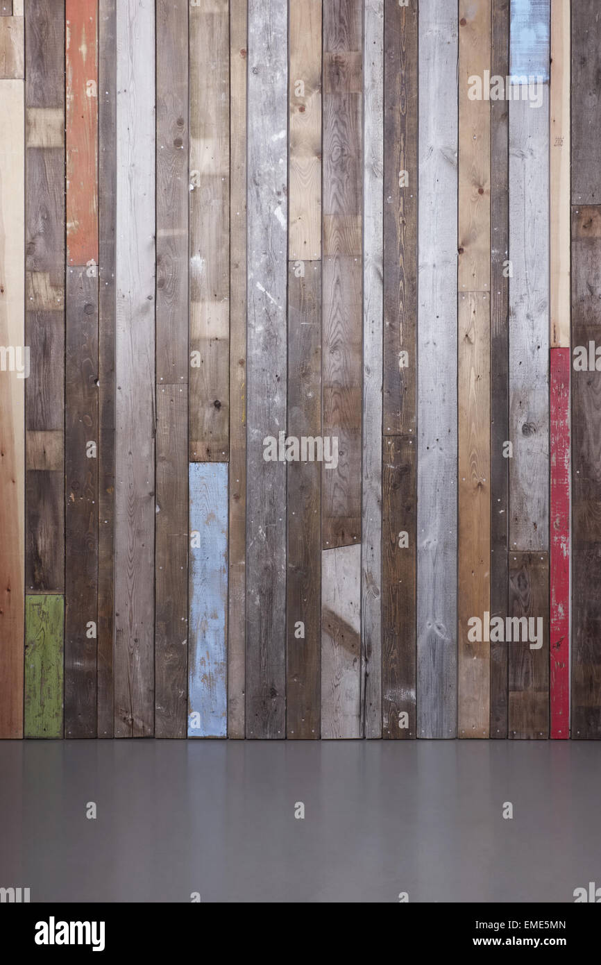 Hintergrund der aufgearbeiteten Holzwand für eine moderne rustikale Optik Stockfoto