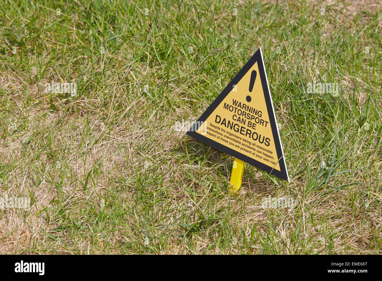 Schild mit der Aufschrift Warnung Motorsport Ican gefährlich werden auf dem Santa Pod Raceway Stockfoto