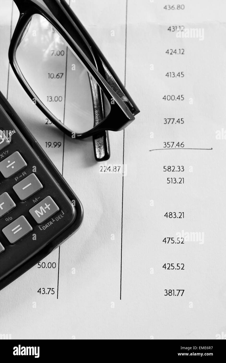 Kontoauszug mit Bleistift und Taschenrechner Stockfoto
