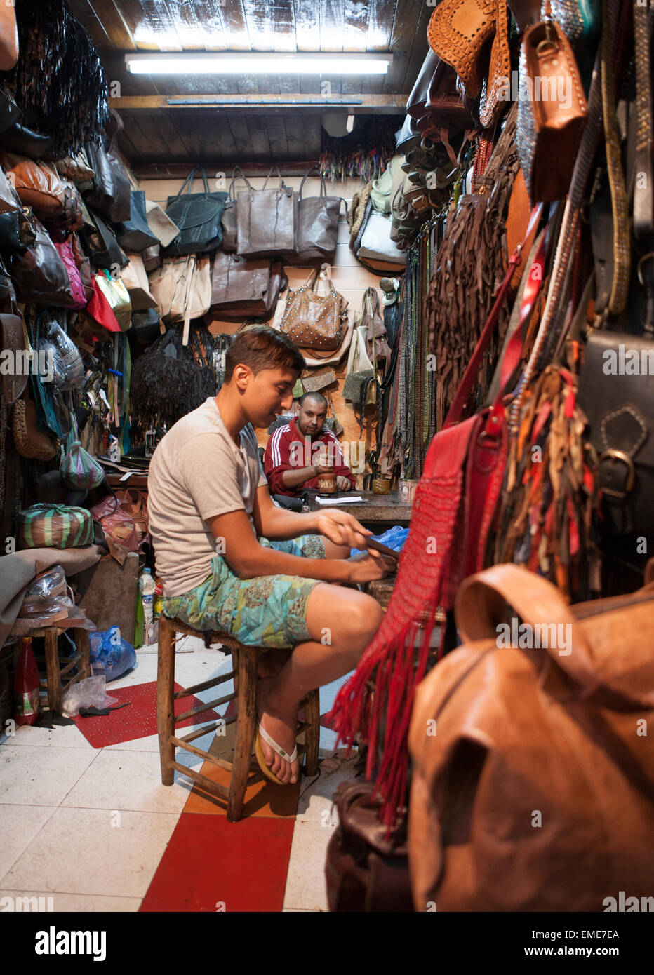 Vater und Sohn arbeiten im Markt lederne waren kaufen, Marrakesch, Marokko. Macht Leder gut zu verkaufen. Stockfoto