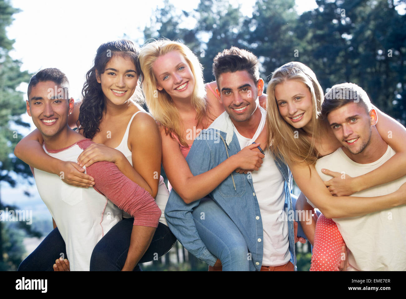 Gruppe von jungen Leuten entspannende Landschaft Stockfoto