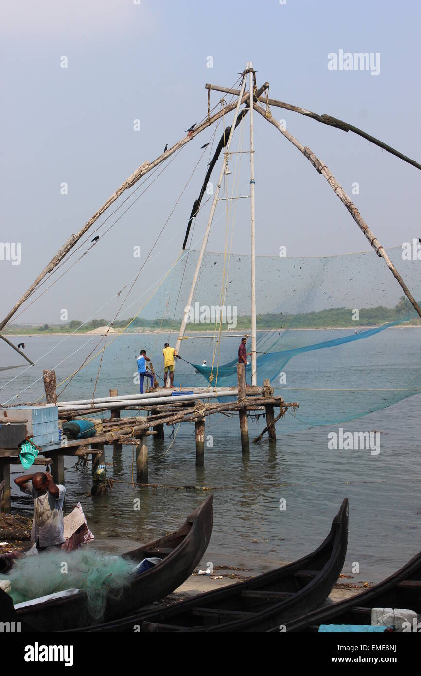 Umgang mit den "chinesischen Fischernetzen" on the Waterfront in Fort Cochin. Stockfoto