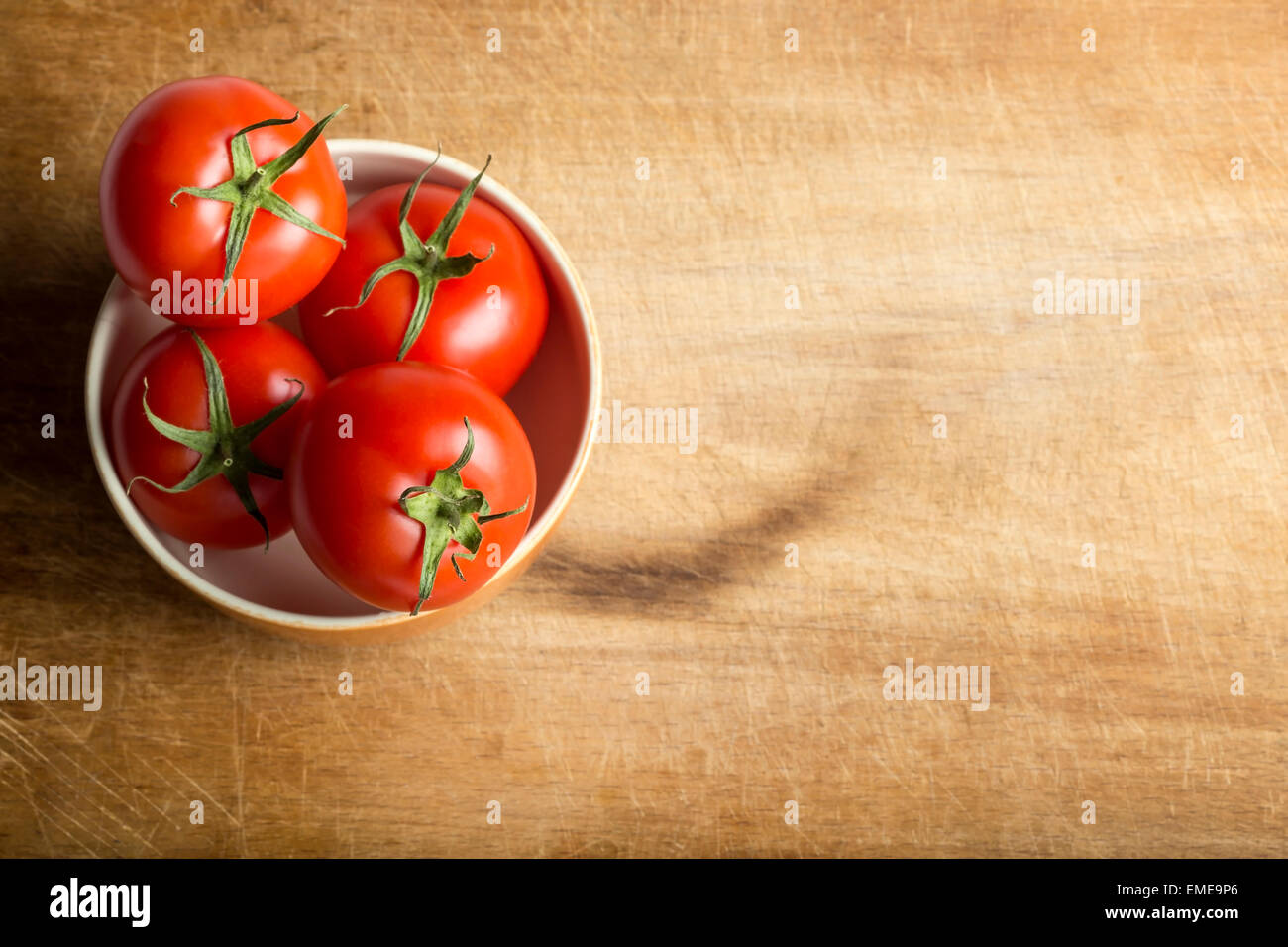 Frische Bauern-Cherry-Tomaten auf Holztisch mit Textfreiraum Stockfoto