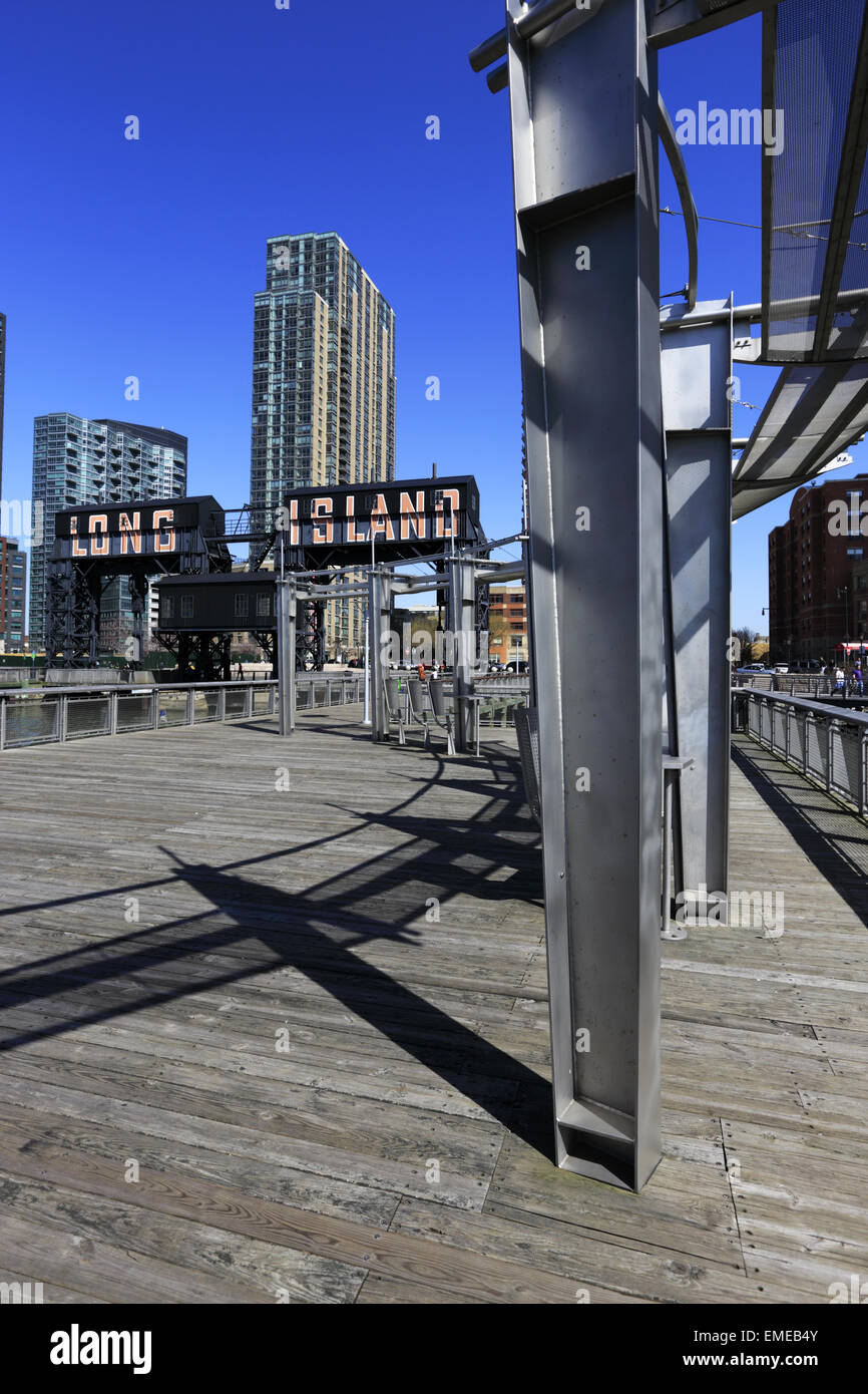 Gantry Plaza State Park, Long Island City mit Wohnhochhäusern in Queens, New York USA Stockfoto