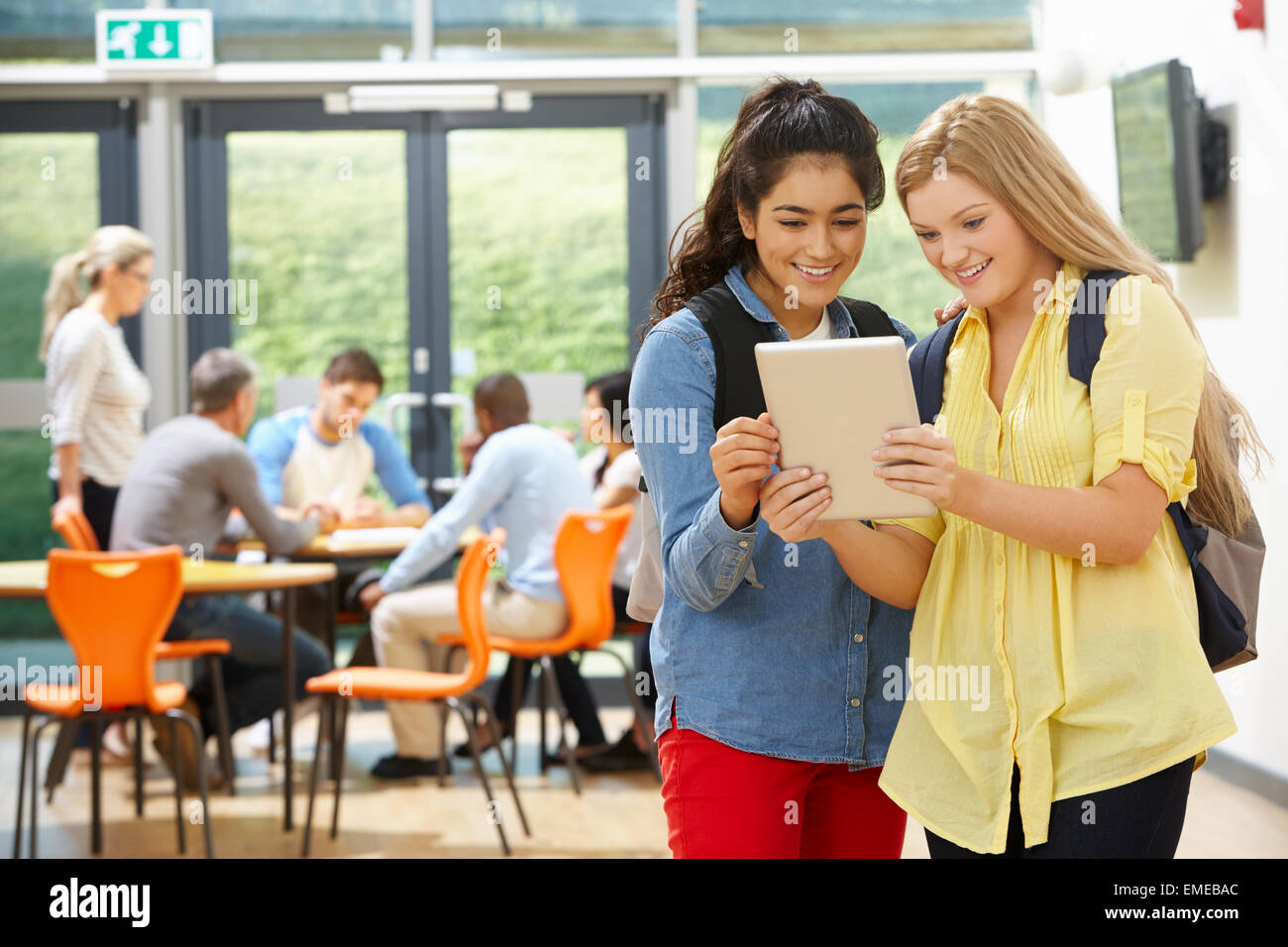 Zwei Teenager Studentinnen im Klassenzimmer mit Digital-Tablette Stockfoto