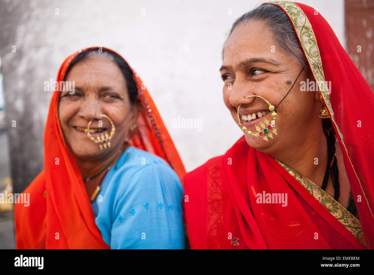 Rajasthani Stammesfrauen mit Nase Ringe in Kekri, Rajasthan Stockfoto