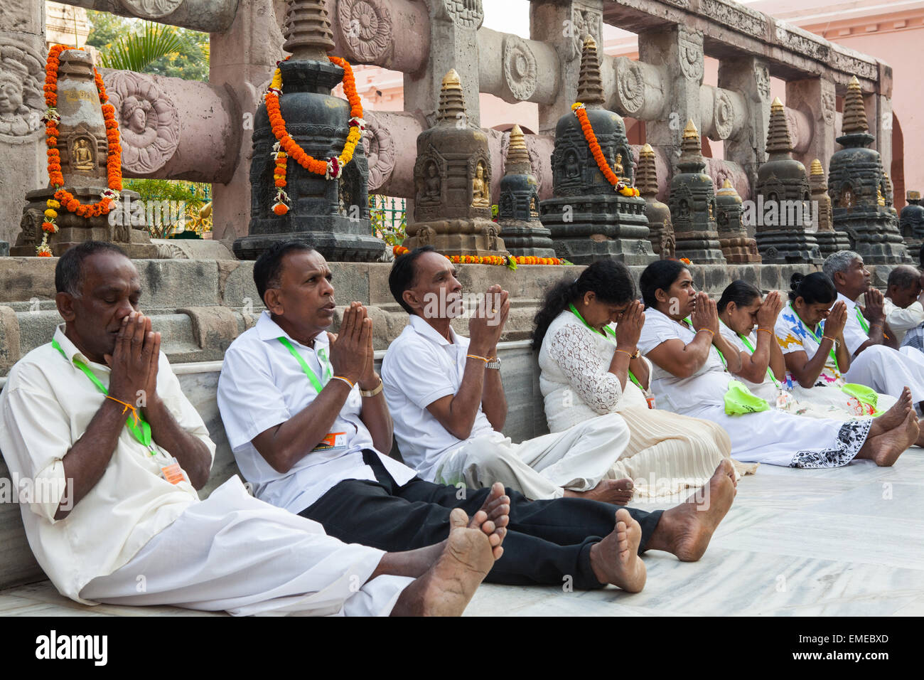 Pilger beten an der Mahabodhi-Tempel-Komplex in Bodhgaya Stockfoto