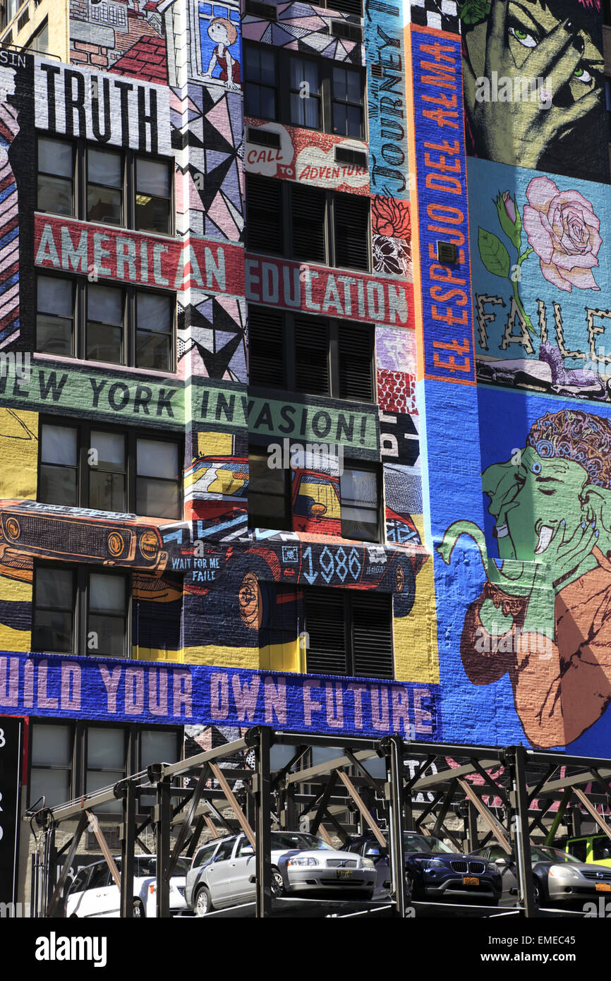 Wandbild gemalt auf der Außenseite eines Gebäudes über einen Parkplatz in Midtown Manhattan, New York City, New York, USA Stockfoto