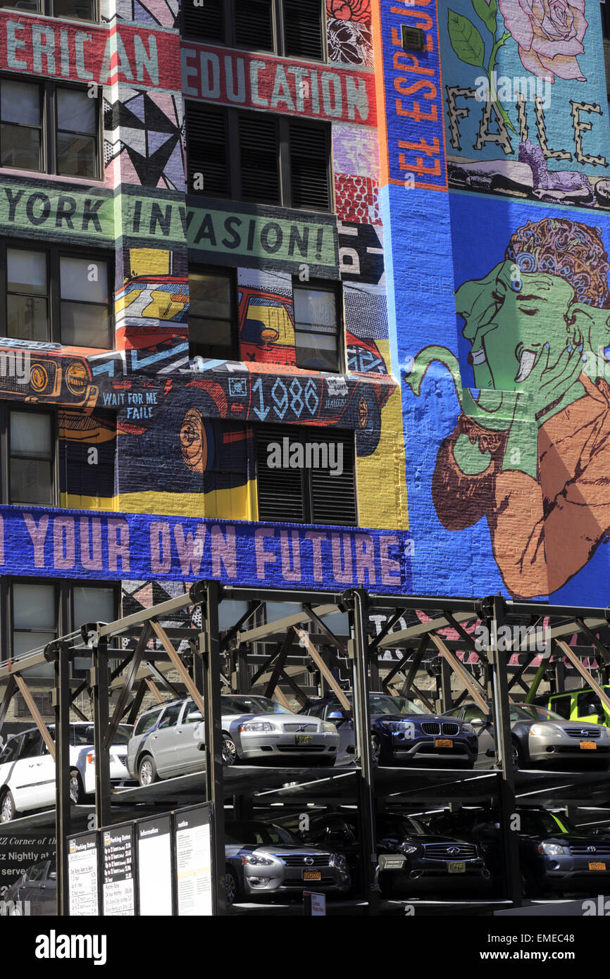 Wandbild gemalt auf der Außenseite eines Gebäudes über einen PKW-Parkplatz in Midtown Manhattan. New York City, New York USA Stockfoto
