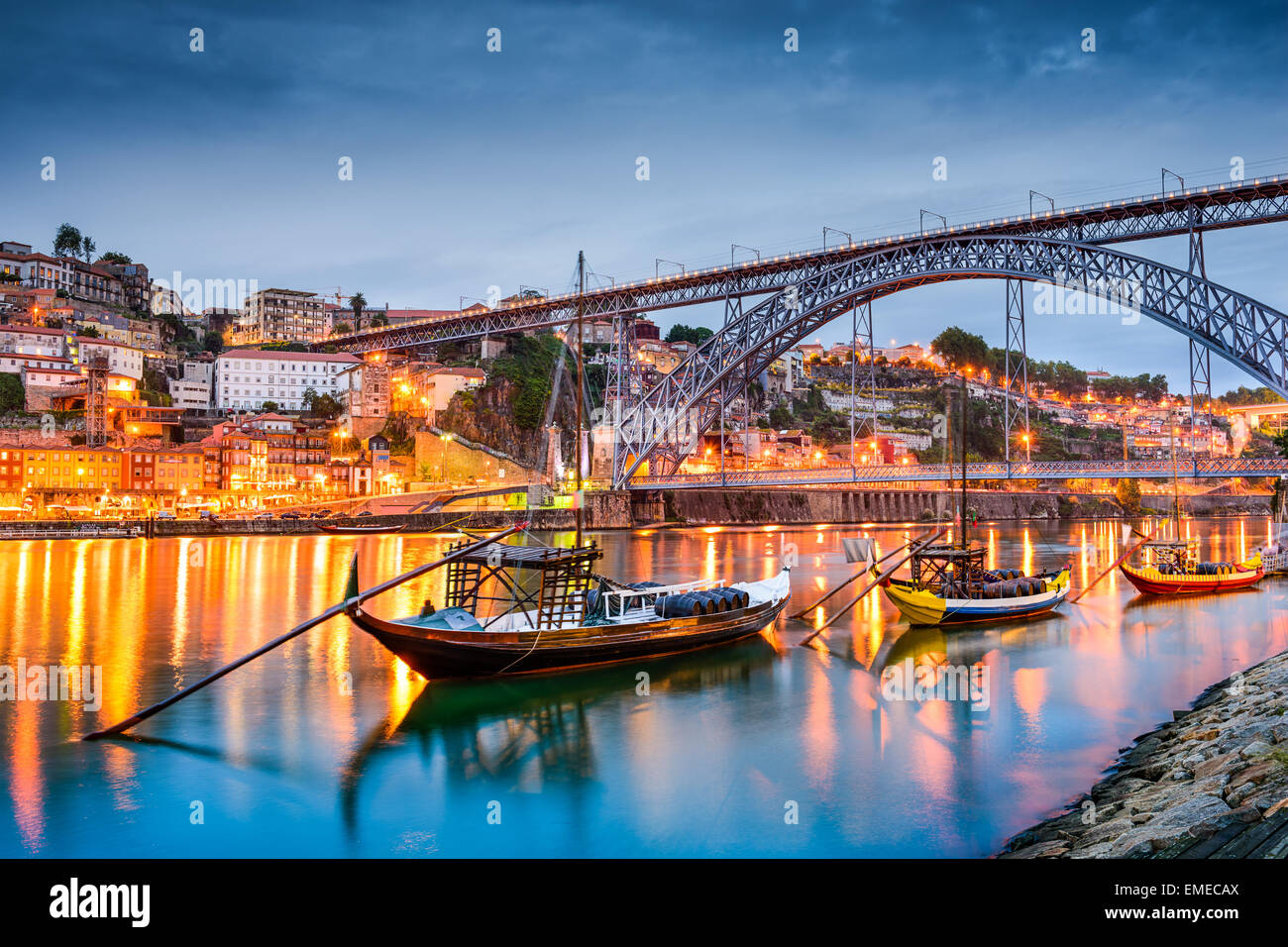 Porto, Portugal alte Stadt Skyline auf dem Douro-Fluss mit Rabelo Boote. Stockfoto