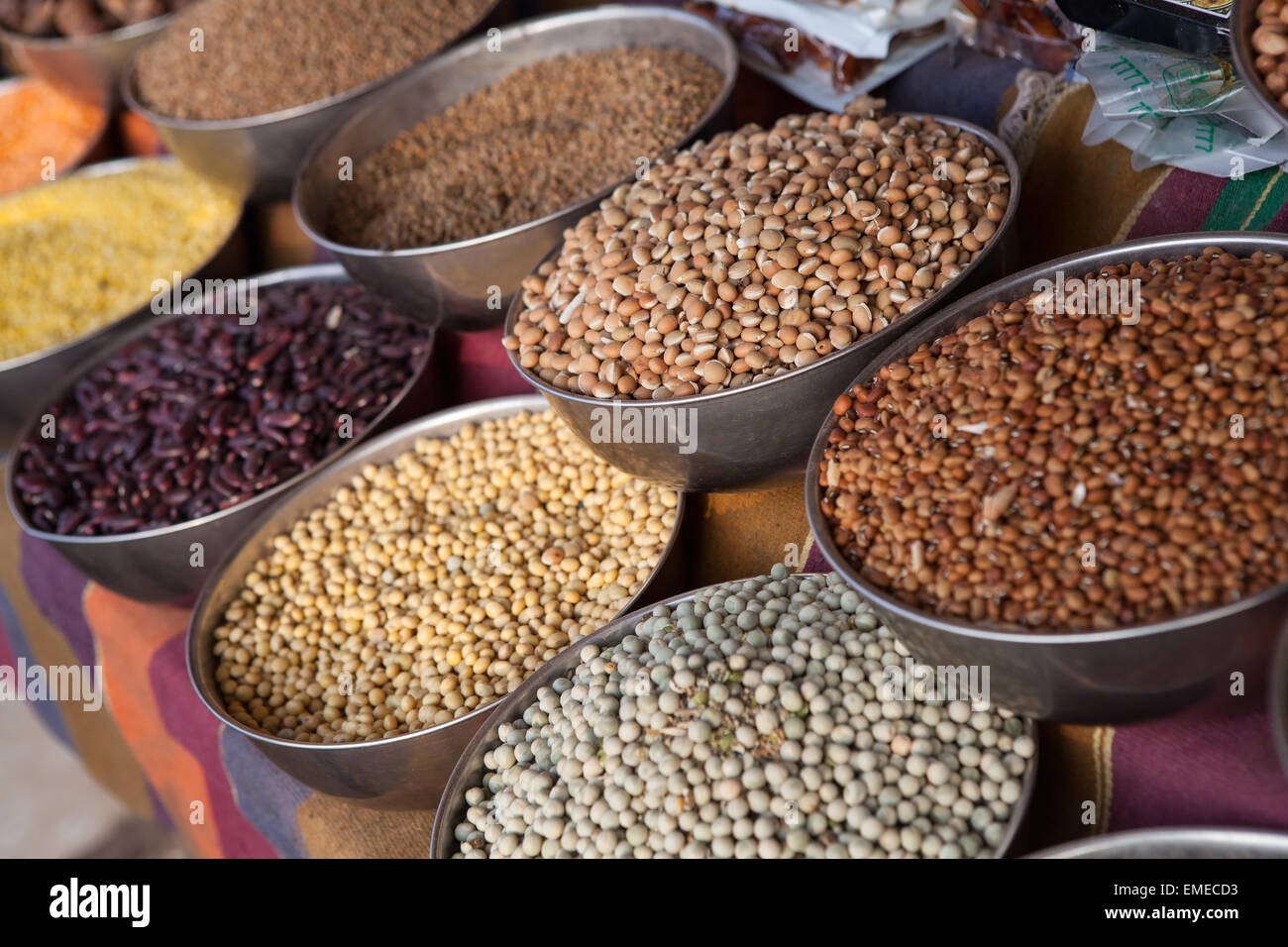 Linsen und Hülsenfrüchte auf dem Display auf dem Markt in der alten Stadt Bijapur Stockfoto