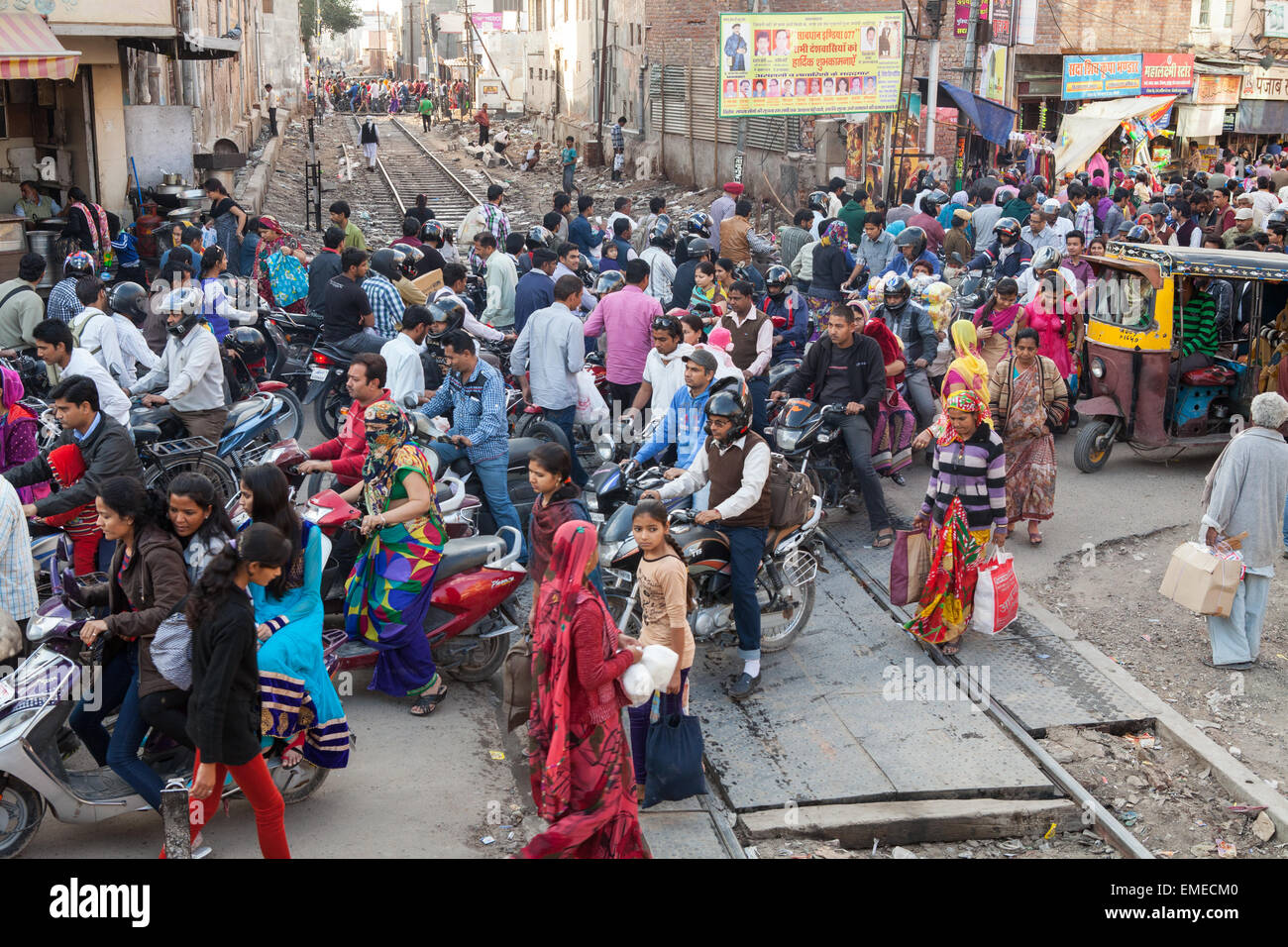 Staus an einem Bahnübergang in Bikaner Stockfoto