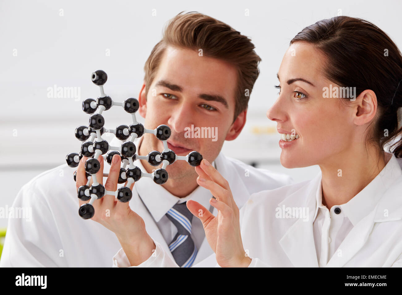 Zwei Techniker molekulare Modell im Labor betrachten Stockfoto