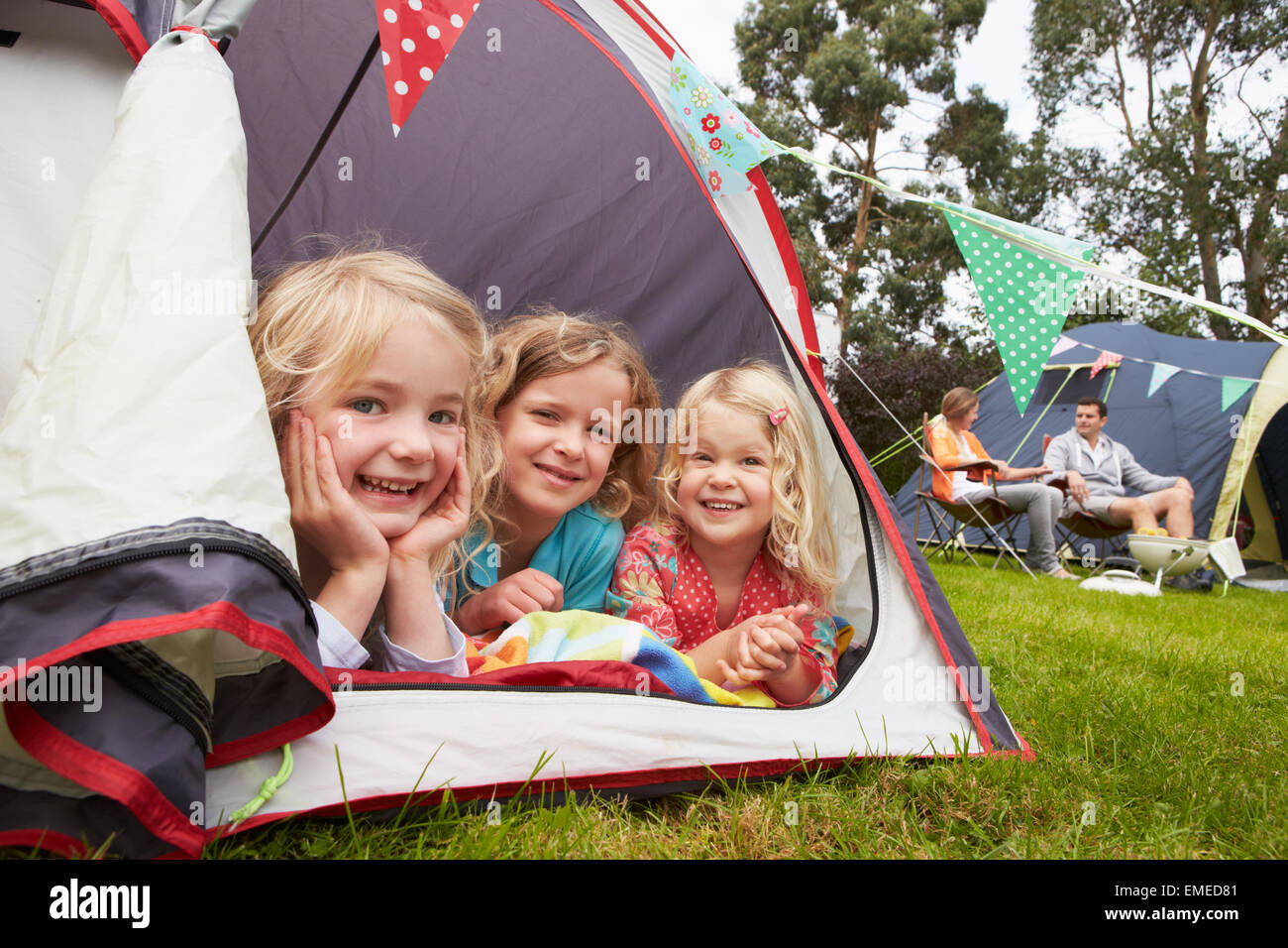 Familie Camping Urlaub auf Campingplatz Stockfoto