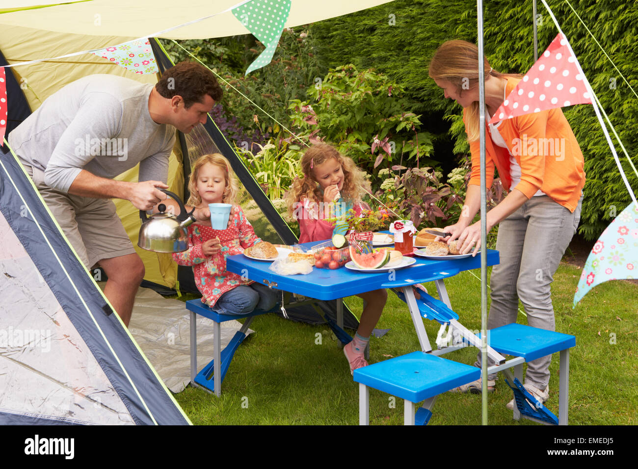 Familie Mahlzeit im freien Zelt Camping Urlaub genießen Stockfoto
