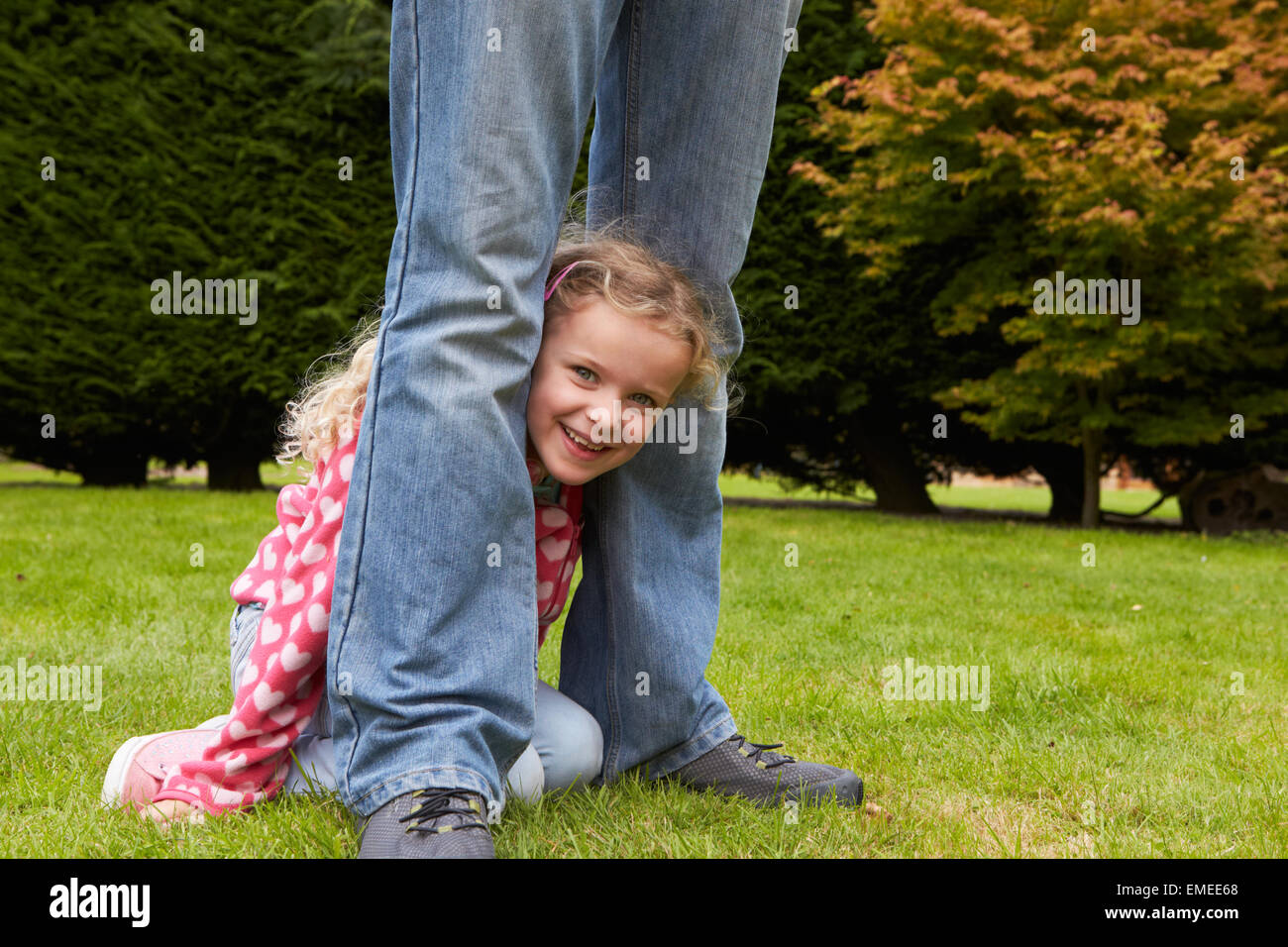 Vater und Tochter zusammen im Garten Spiel Stockfoto