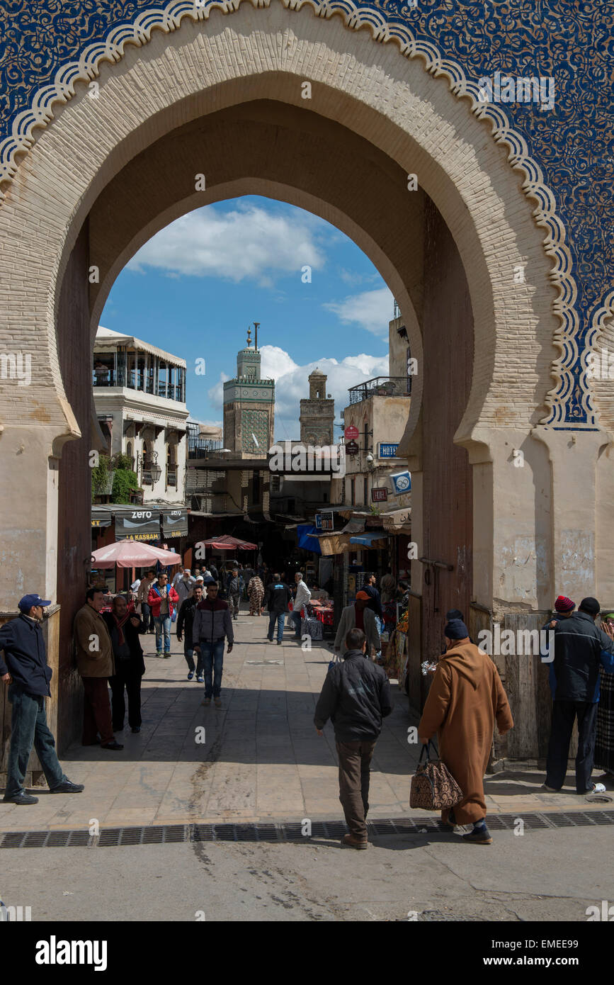 Blaues Tor von Fes, Marokko.  Bab Bou Jeloud oder Bab Boujloud mit Minarett der Bou Inania Madrasa in Mitte. Stockfoto