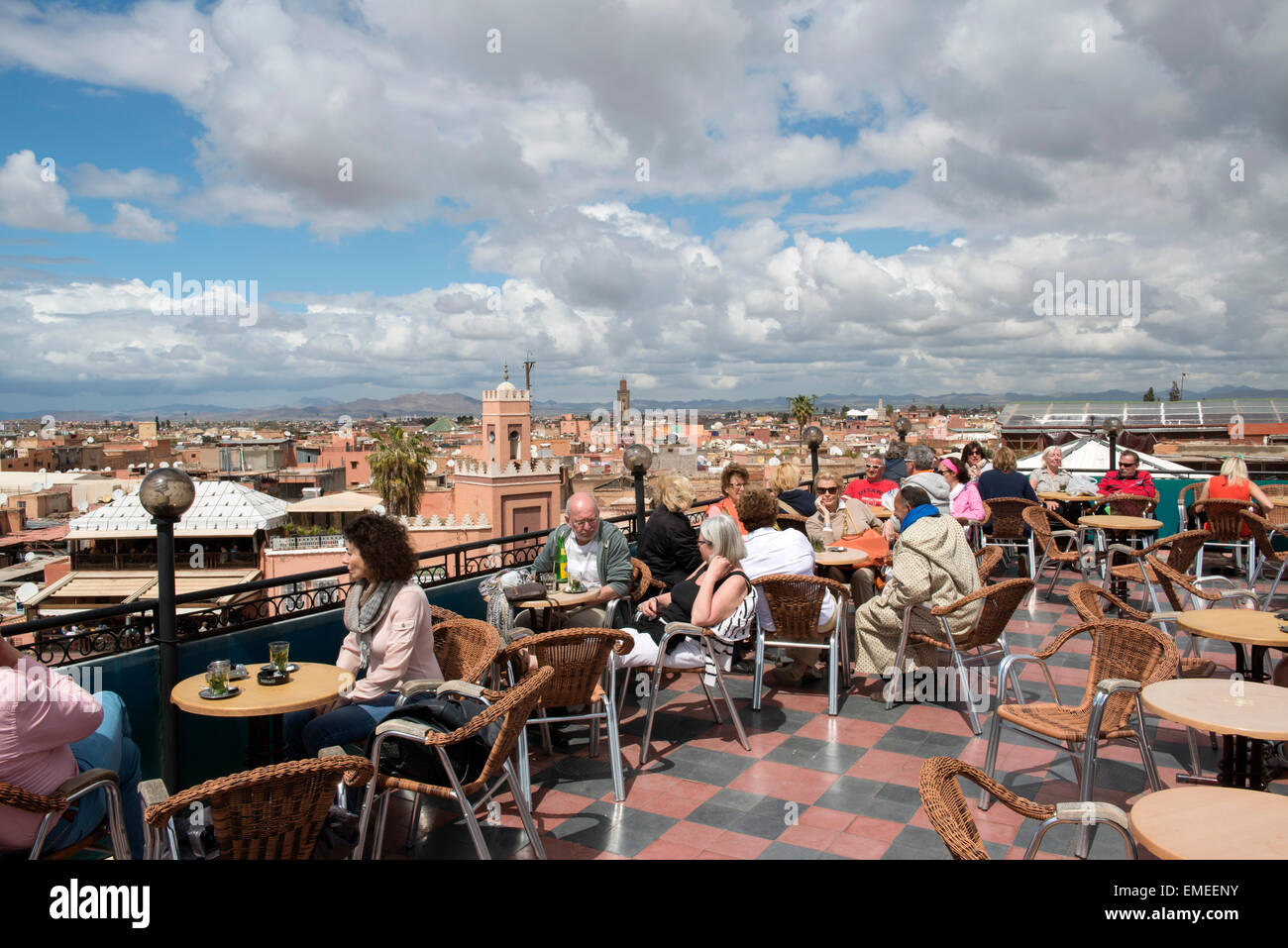 Touristen sitzen auf der Dachterrasse im Cafe du Frankreich auf Platz Jamaa el Fna und Marktplatz in Marrakesch, Marokko. Stockfoto