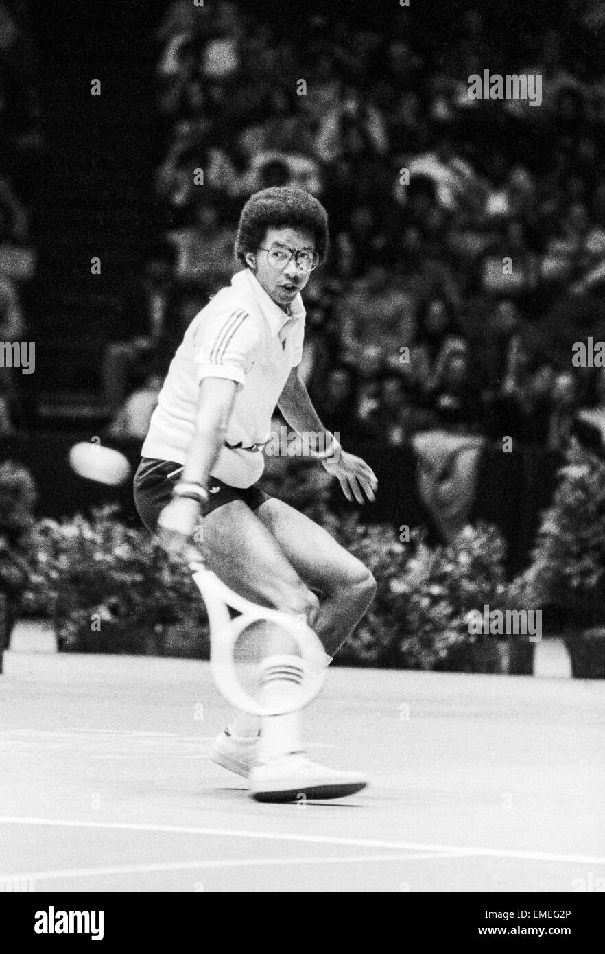 Arthur Ashe im Wettbewerb bei den 1979 US Pro Indoor Tennis Championship Stockfoto