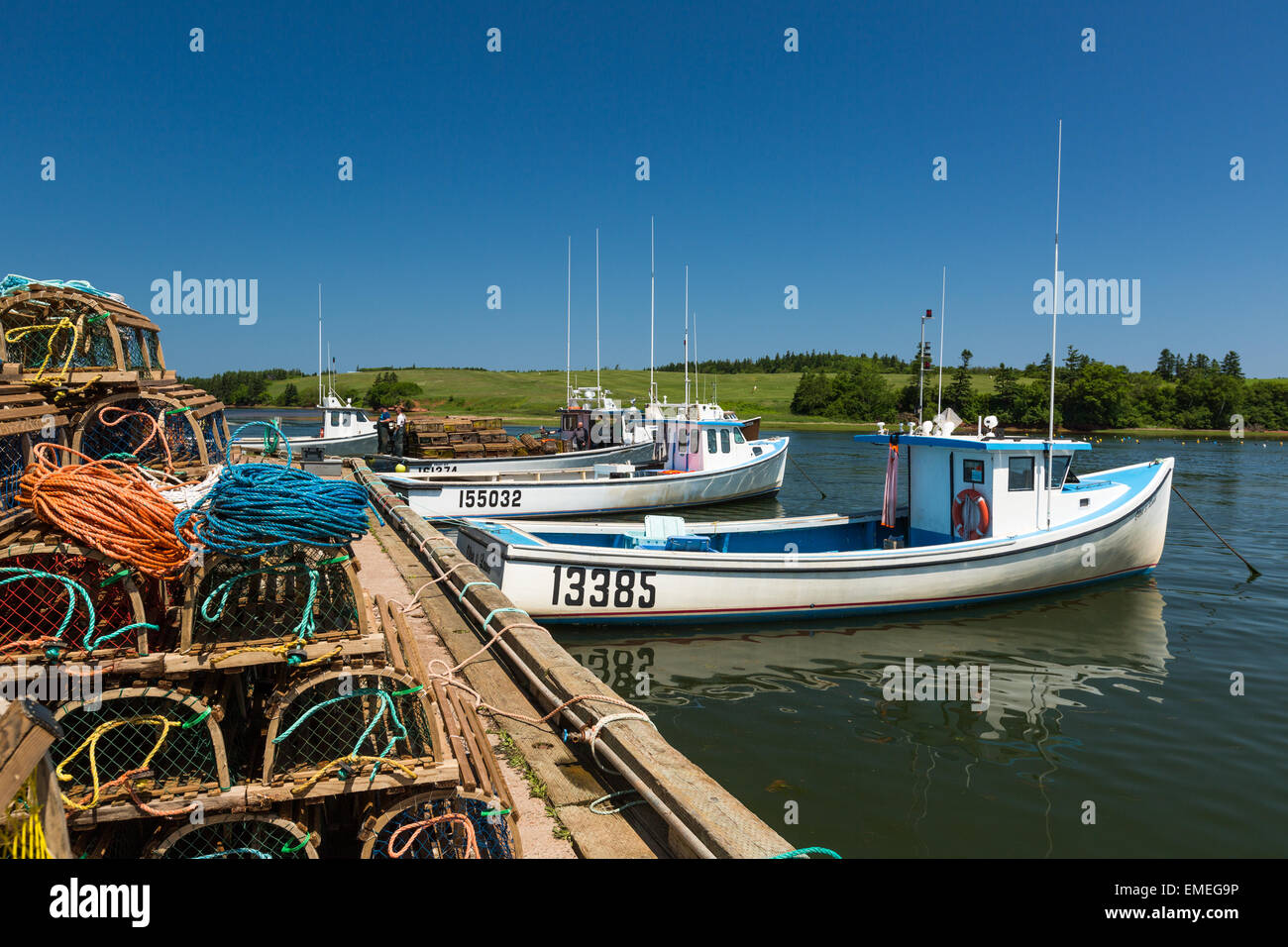 Fischerboote und Hummer Pflanzen am Wharf in French River, Prince Edward Island, Kanada Stockfoto