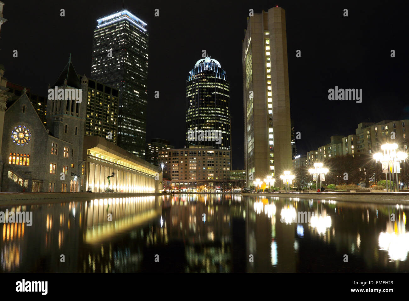 Boston Prudential Tower und 111 Huntington Avenue nieder in der Nacht im Pool an der Christlichen Wissenschaft Plaza Back Bay. Boston Skyline. Stockfoto