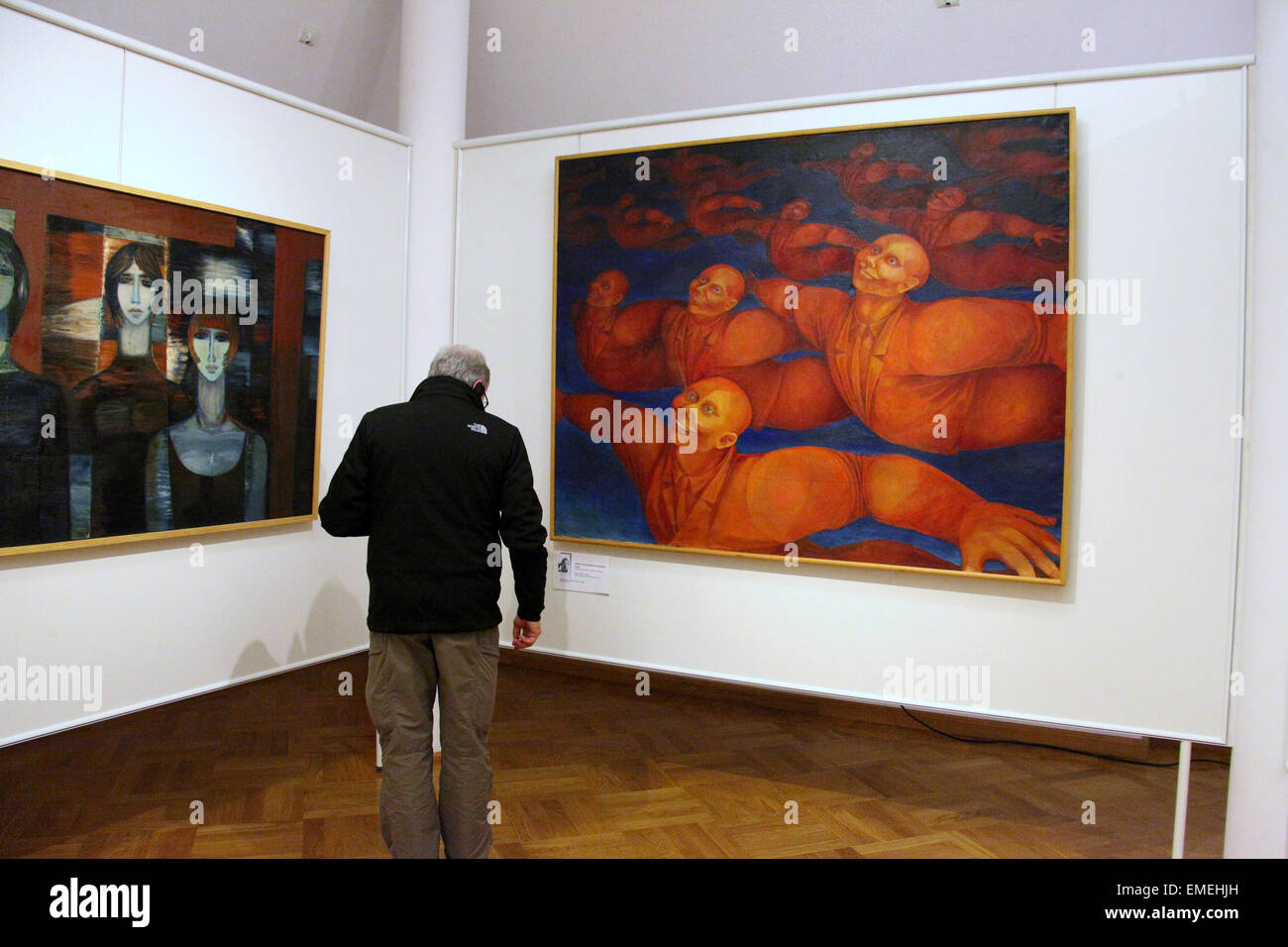 Touristen auf der Suche auf eine Kunstausstellung im Museum Breslau in Polen Stockfoto