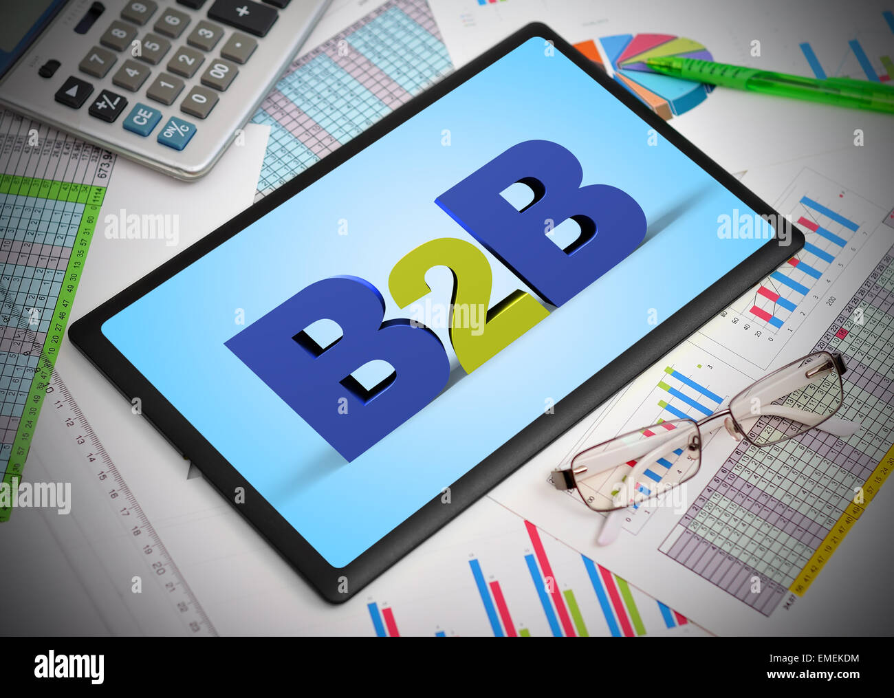 Tablet mit b2b und Jahresabschlüsse auf Tisch Stockfoto