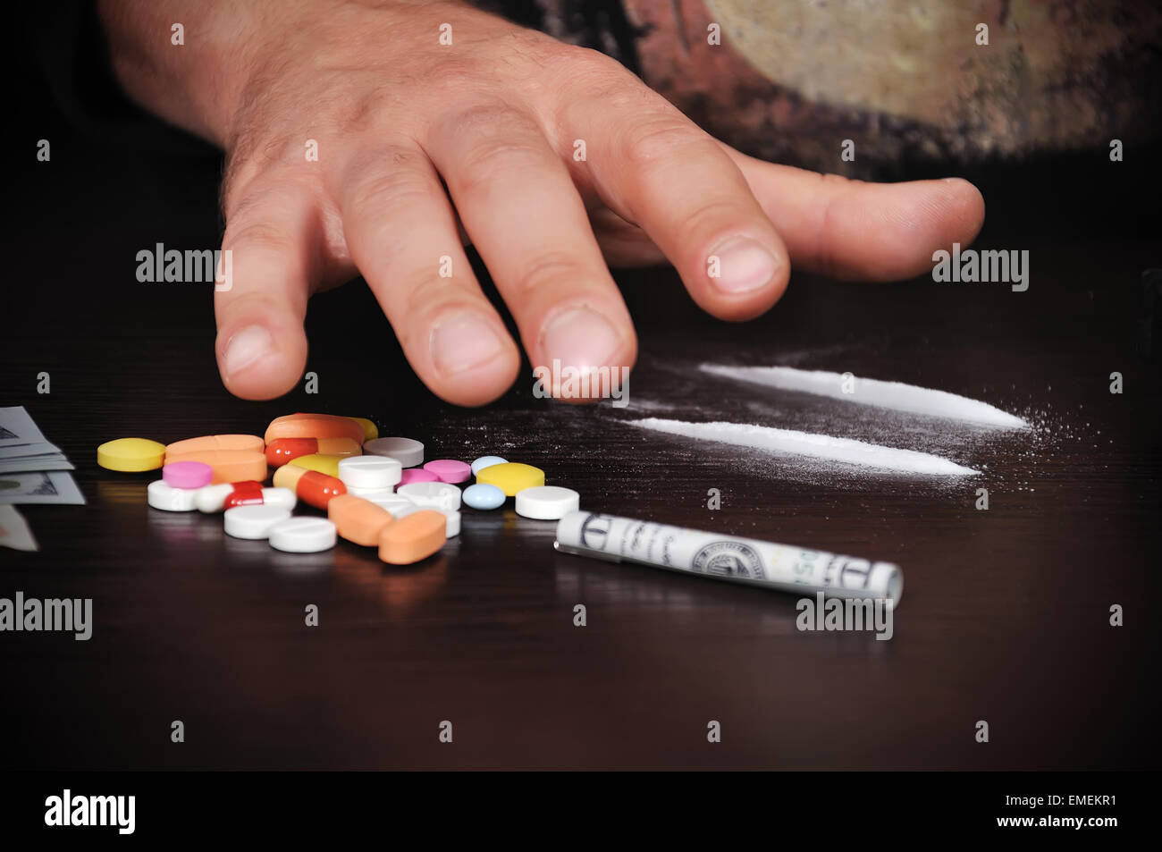 Hand und Drogen auf dem Tisch, Nahaufnahme Stockfoto