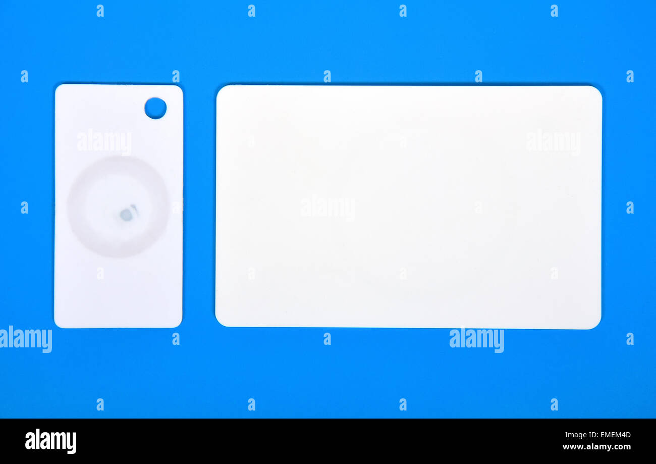 zwei weiße RFID-Karten auf einem blauen Hintergrund Stockfoto