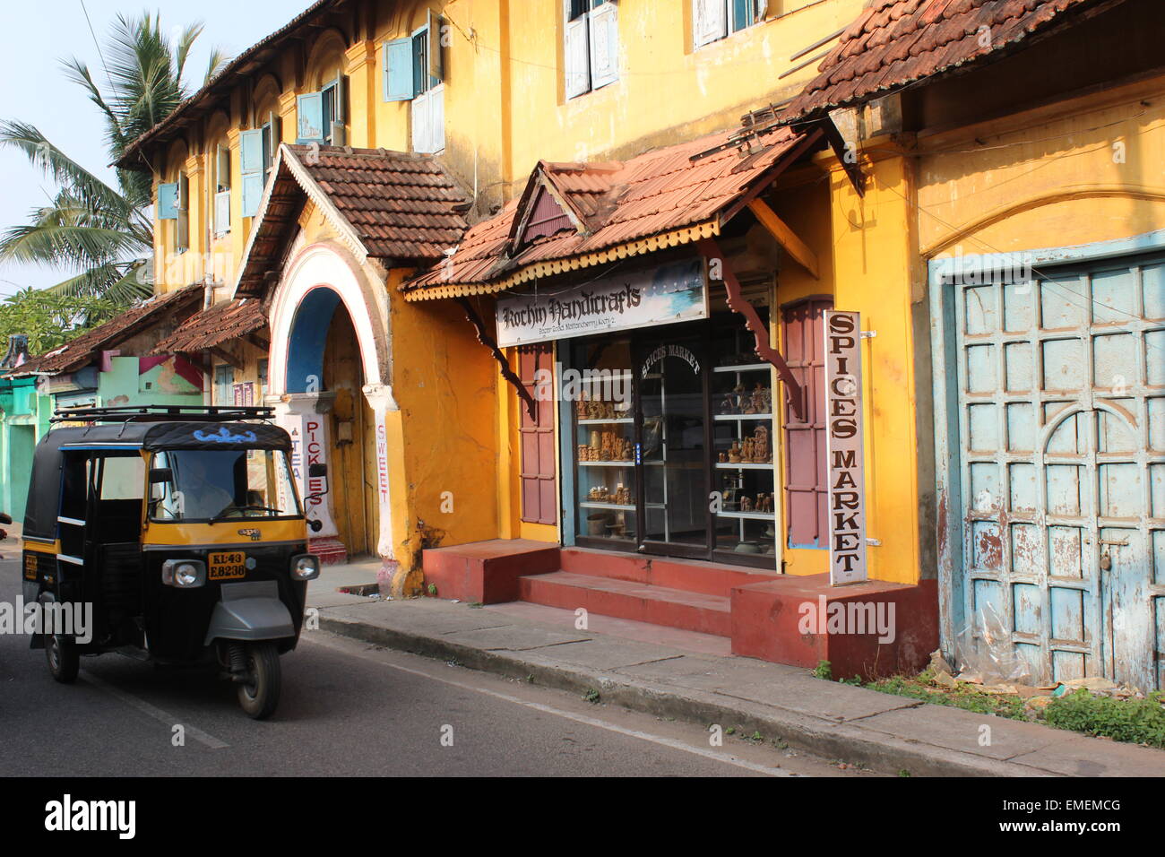 Eine Motor-Rikscha (Tuc-Tuc) übergibt eine Shops in Mattancherry Stockfoto