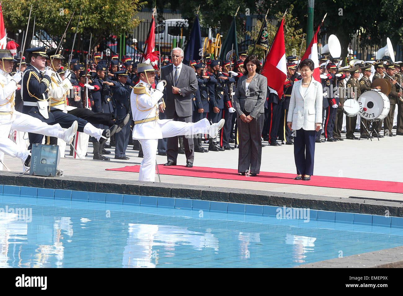 Lima, Peru. 20. April 2015. Südkoreanischen Präsidenten Park Geun-Hye (1. R) besucht das Denkmal für die Helden und Pionieren der Unabhängigkeit, begleitet vom peruanischen Minister von Auslandsanleihen, Ana Maria Sanchez (2. R) in Lima, Peru, am 20. April 2015. © Vidal Tarqui/ANDINA/Xinhua/Alamy Live-Nachrichten Stockfoto