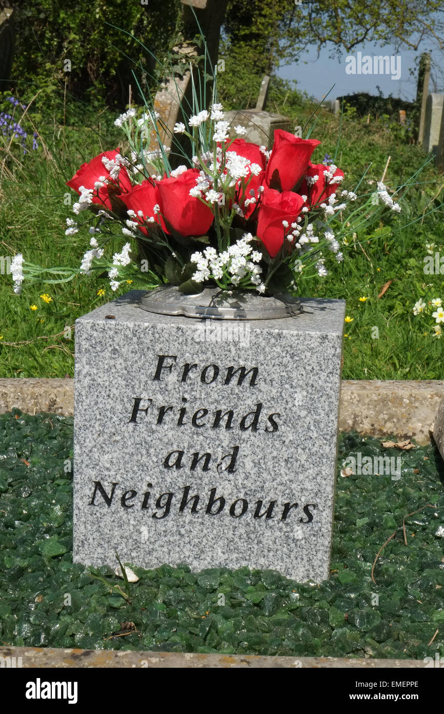 Blumen von Freunden und Nachbarn auf einem Grab in den Kirchhof in Winterbourne, in South Gloucestershire. 20. April 2015 Stockfoto