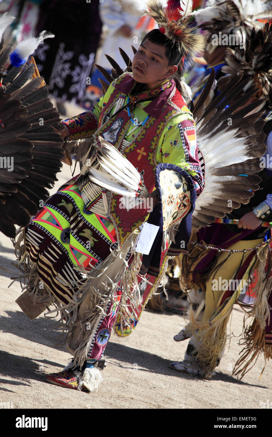 Tänzer tanzen am großen Auftritt der Tohono O' odham Nation jährlichen Wa:k-Powwow in San Xavier del Bac Mission, Tucson, Arizona, USA Stockfoto