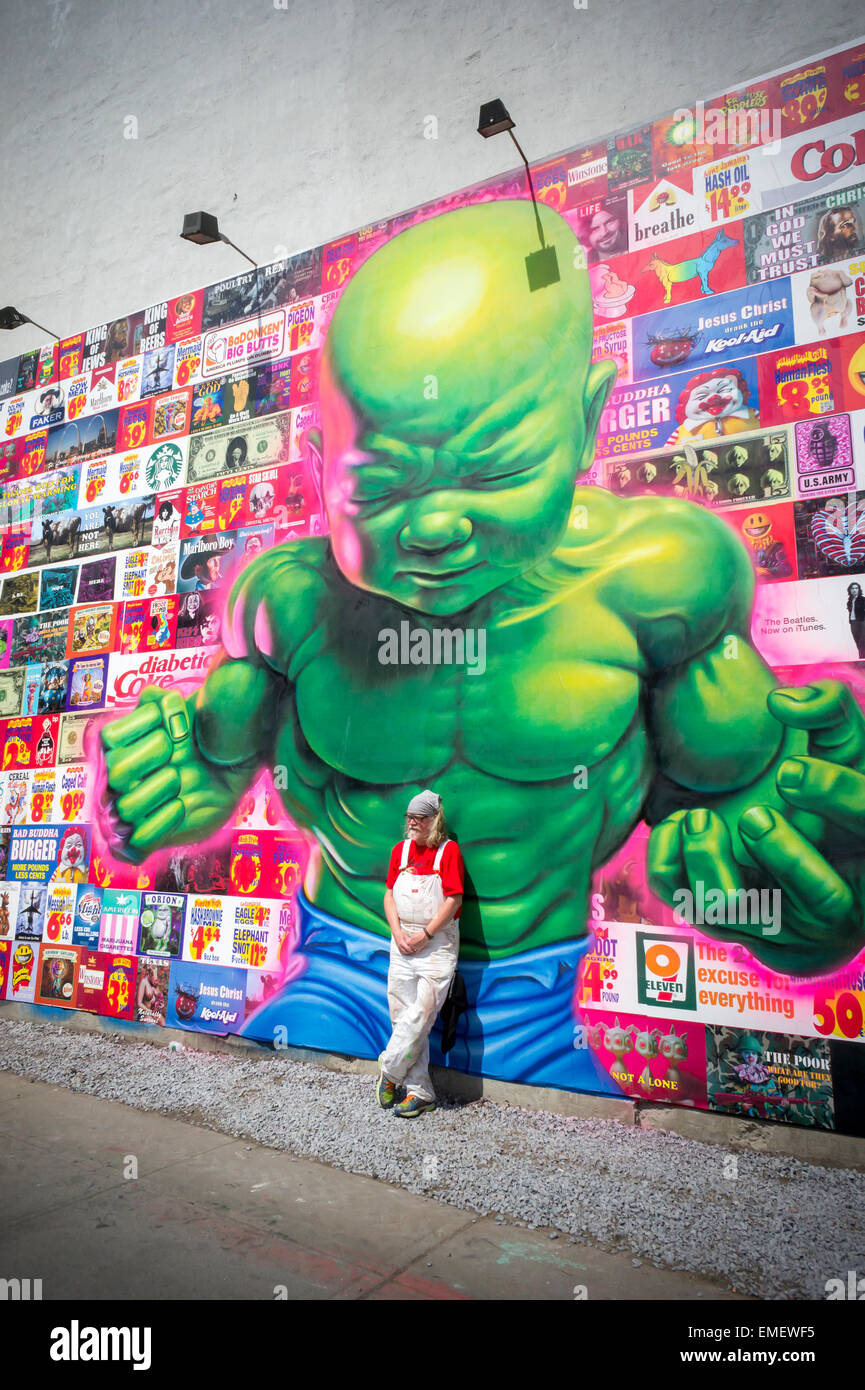 Renommierte Straßenkünstler Ron English posiert vor seinem neuen Bowery Wandbild in Soho in New York Samstag, 18. April 2015. Englisch Arbeit parodiert und kritisiert Konsumismus und es ist sein erstes öffentliches Werk in mehr als einem Jahr. Der rekonstruierte Raum, kuratiert von Jeffrey Deitch, ist berühmt für Hosting-Wandbilder von Graffiti-Künstlern, vor allem Keith Haring. (© Richard B. Levine) Stockfoto