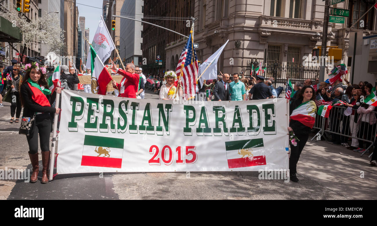 Iranisch-Amerikaner und Unterstützer bei der 21. jährlichen persischen Parade an der Madison Avenue in New York auf Sonntag, 19. April 2015. Die Parade feiert Nowruz, Neujahr in der Sprache Farsi. Der Feiertag symbolisiert die Reinigung der Seele und stammt aus der vor-islamischen Religion des Zoroastrismus. (© Richard B. Levine) Stockfoto