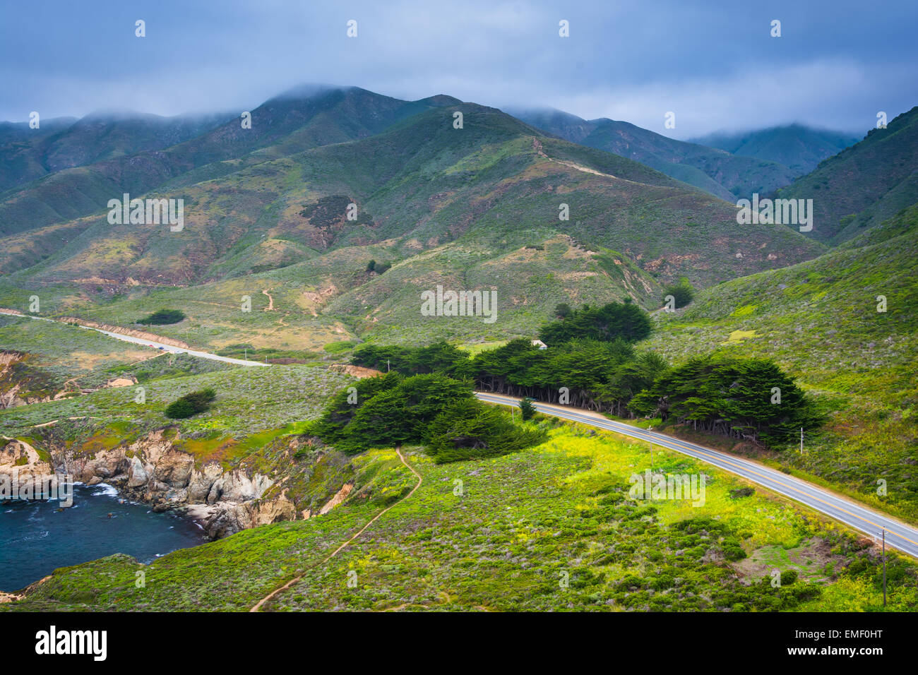 Blick auf Pacific Coast Highway und Berge entlang der Küste bei Garrapata State Park, Kalifornien. Stockfoto
