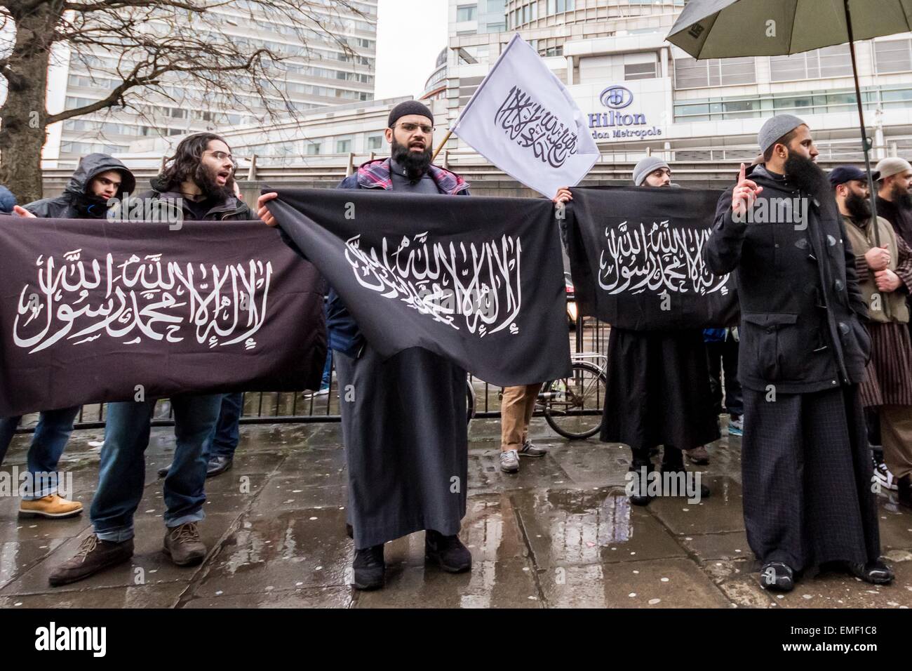 Datei-IMAGES: London, UK. Januar 2014. Datei-Images: Islamistische Asif Malik hier gesehen (Mitte) aus Protest außerhalb Paddington Polizeistation im Januar 2014 wurde verhaftet, in Ankara, Türkei-Credit: Guy Corbishley/Alamy Live News Stockfoto