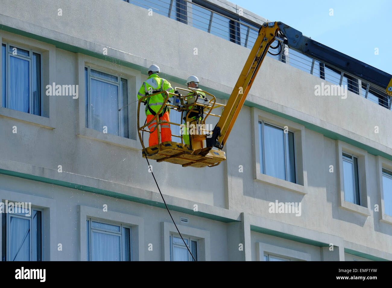 Spezialist für Reinigungsunternehmung macht waschen außerhalb des The Midland Hotel in Morecambe, Lancashire Stockfoto