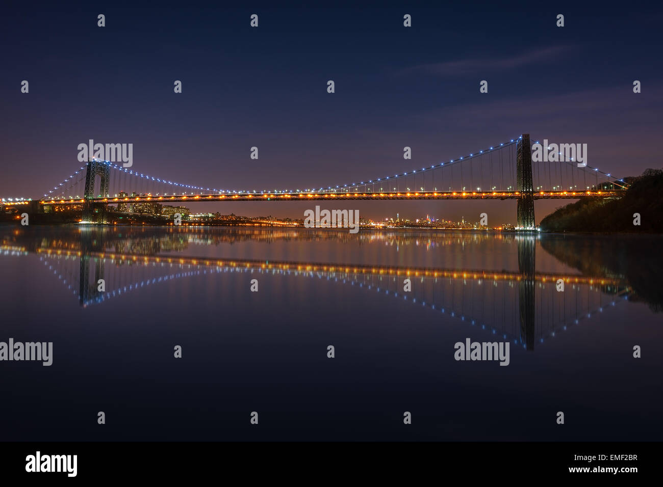 Die George Washington Bridge über den Hudson River bei Nacht in New York City. Stockfoto