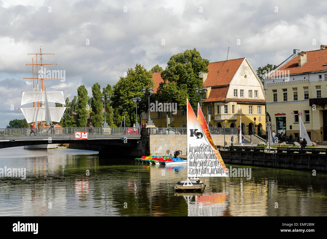 Klaipeda Litauen Dane Fluss mit kleinen Vermietung Segelboote und The Meridianas hoch Segelschiff, Altstadt Stockfoto