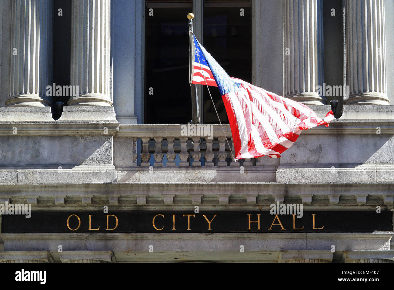 Boston Freedom Trail Wahrzeichen. Das alte Rathaus von Boston, Massachusetts unter der Flagge der Vereinigten Staaten. Stockfoto
