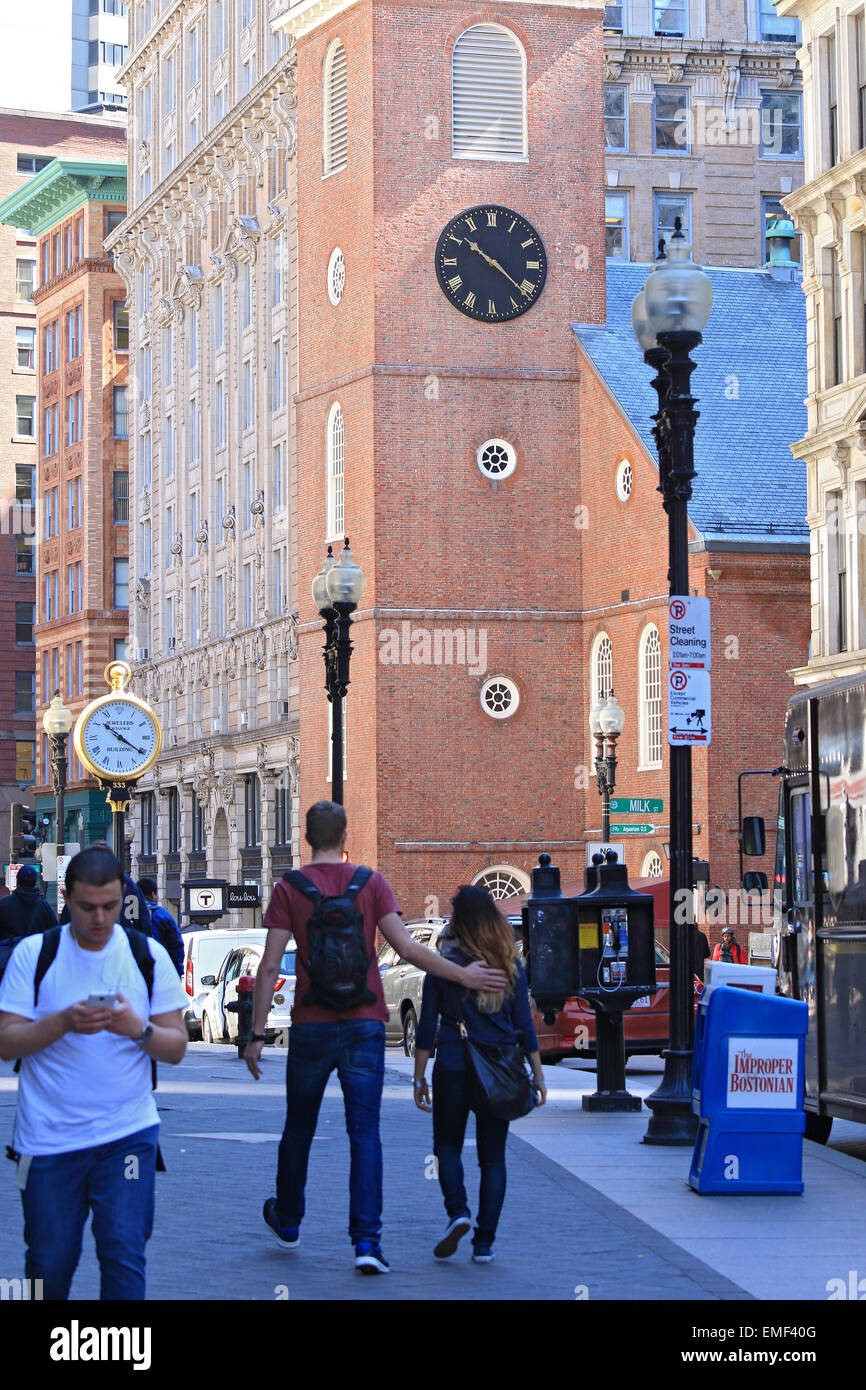 Boston Tea Party begann dieses Wahrzeichen von Boston Freedom Trail. Das Old South Meeting House Museum und historische Stätte Touristen. Stockfoto