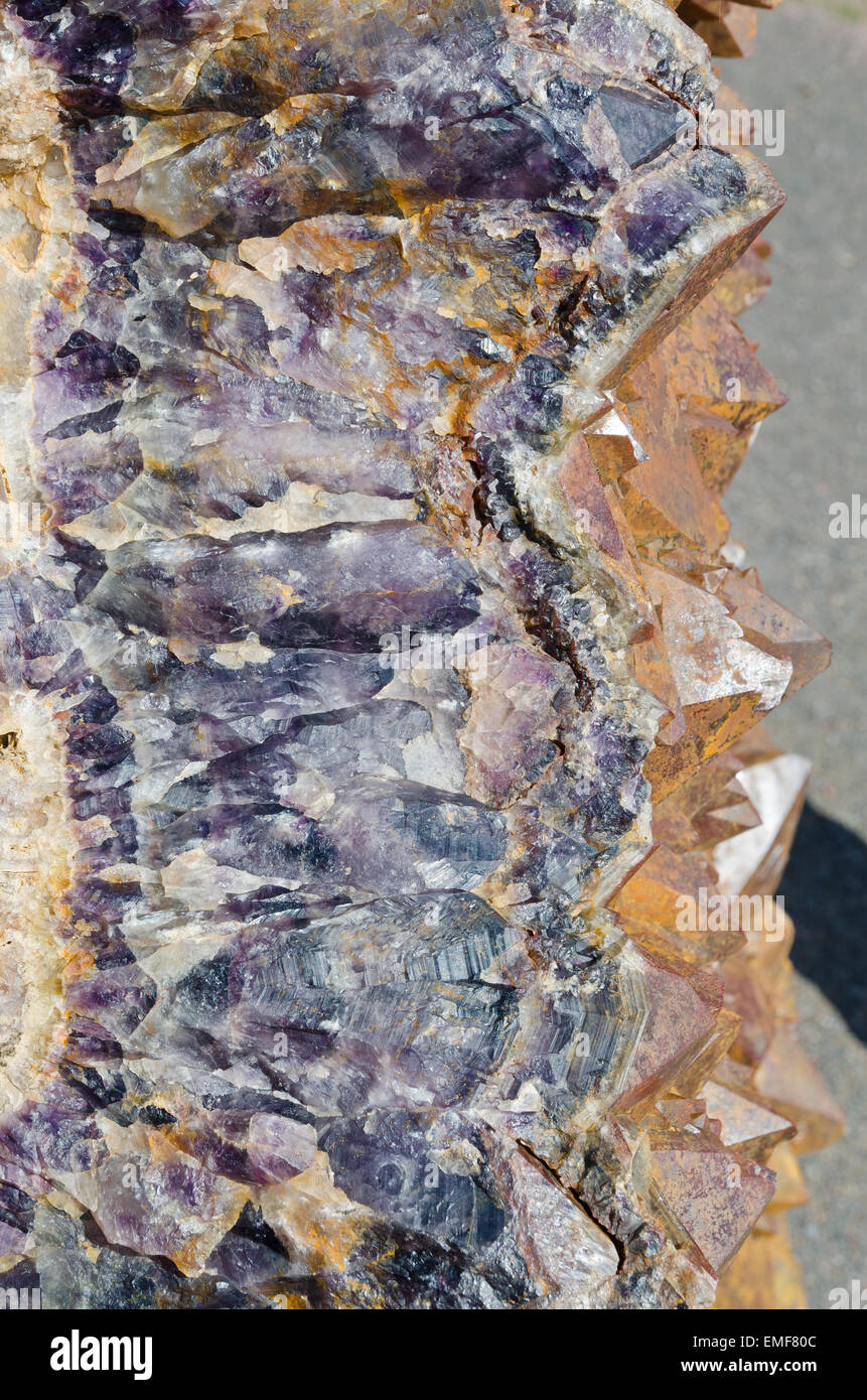 Amethyst Druse über Beige rock Stockfoto