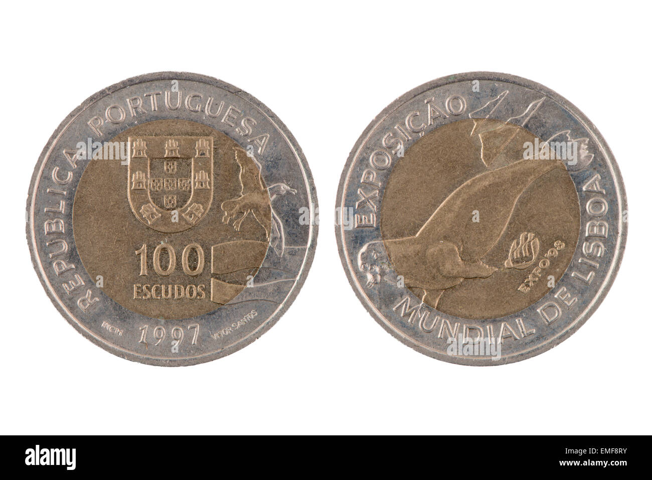 100 Escudos portugiesische Goldmünze, 1997 isoliert auf weißem Hintergrund. Stockfoto