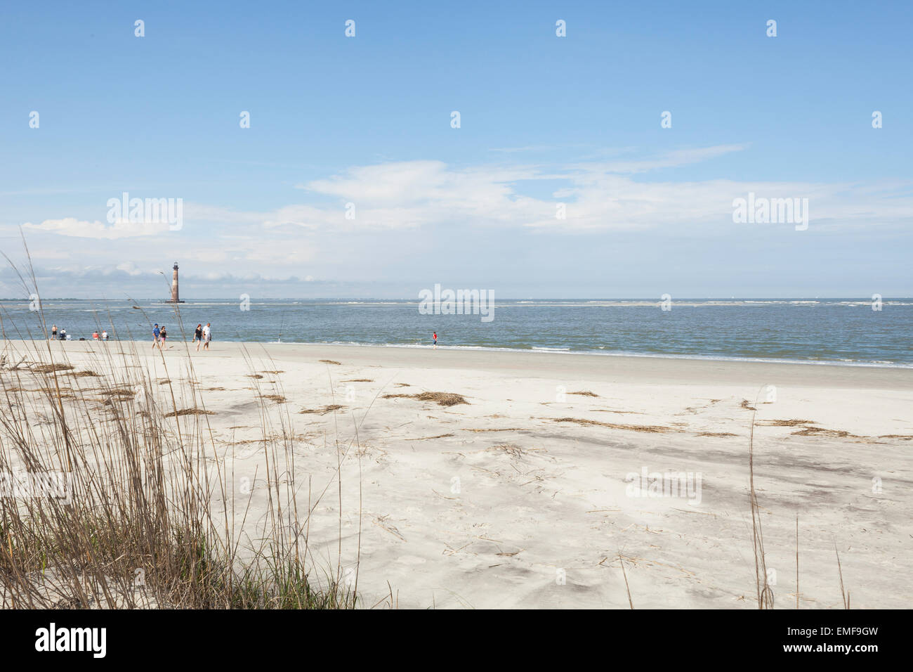 Folly Beach mit Morris Island Lighthouse in Ferne Stockfoto